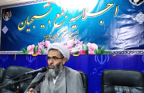 ساعت گفت‌وگو در مدارس ایجاد شود 